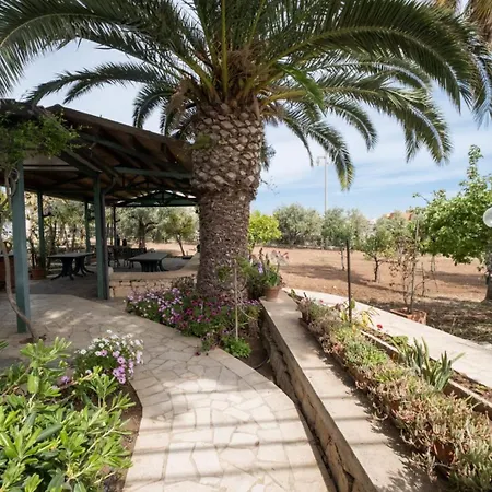 En-suite Triple Room-giardino A Mare 3* ドンナルカタ