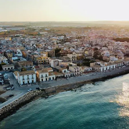 En-suite Triple Room-giardino A Mare 3* ドンナルカタ